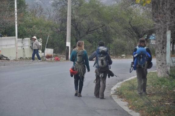 Após um dia de escaladas turistas voltam para seus acampamentos e pousadas em Potrero Chico, no nordeste do México